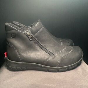 Women's Klaveness Lisa Black Winter Boot with Reversible Studs